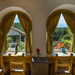 شقة Neve Nincs Nyaralo - Oenallo Haziko- Privat Szfera