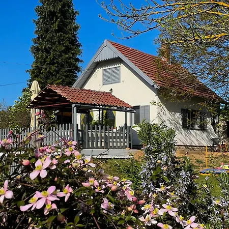 Apartment Neve Nincs Nyaralo - Oenallo Haziko- Privat Szfera